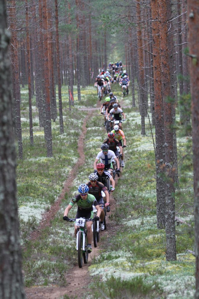 Rokua MTB tapahtuma kerää vuosittain satoja osallistujia polkemaan Rokua Geoparkin maastoon. Kuva: Tarja Kivirinta